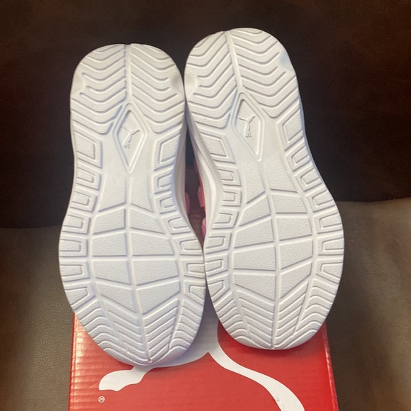 Puma brand new kids/girls shoes size 11. - Picture 5 of 6